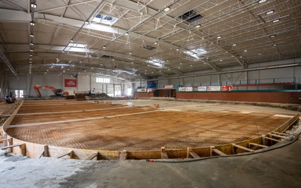 Porubský zimní stadion prochází velkou rekonstrukcí. Skončit má na podzim.