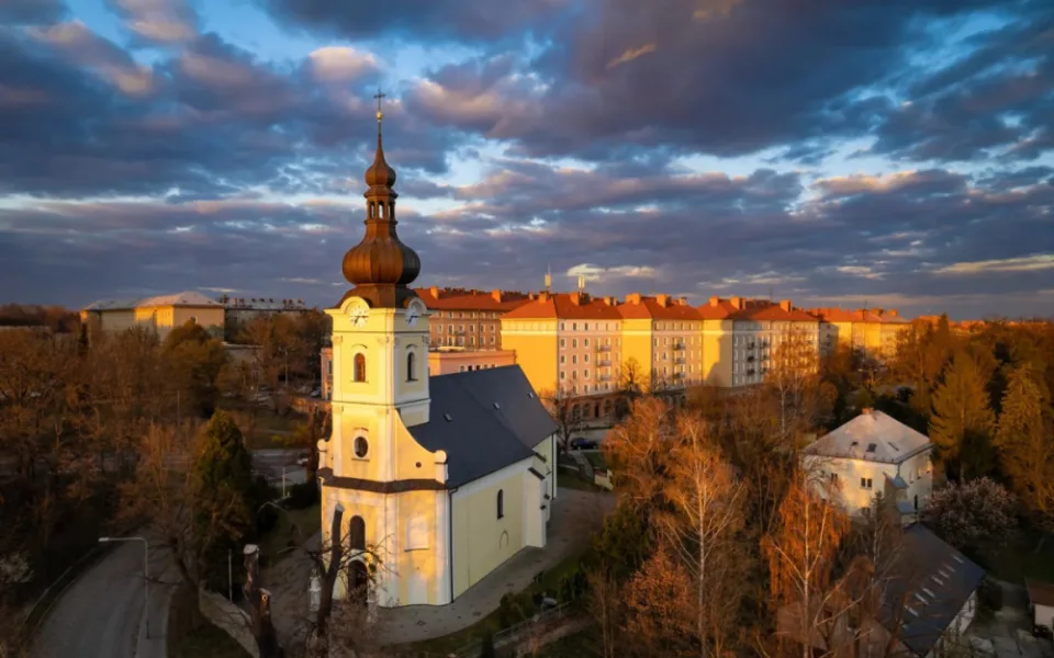 Kostel svatého Mikuláše v Porubě bude mít nové schodiště, staré kvůli majetkovým tahanicím chátralo