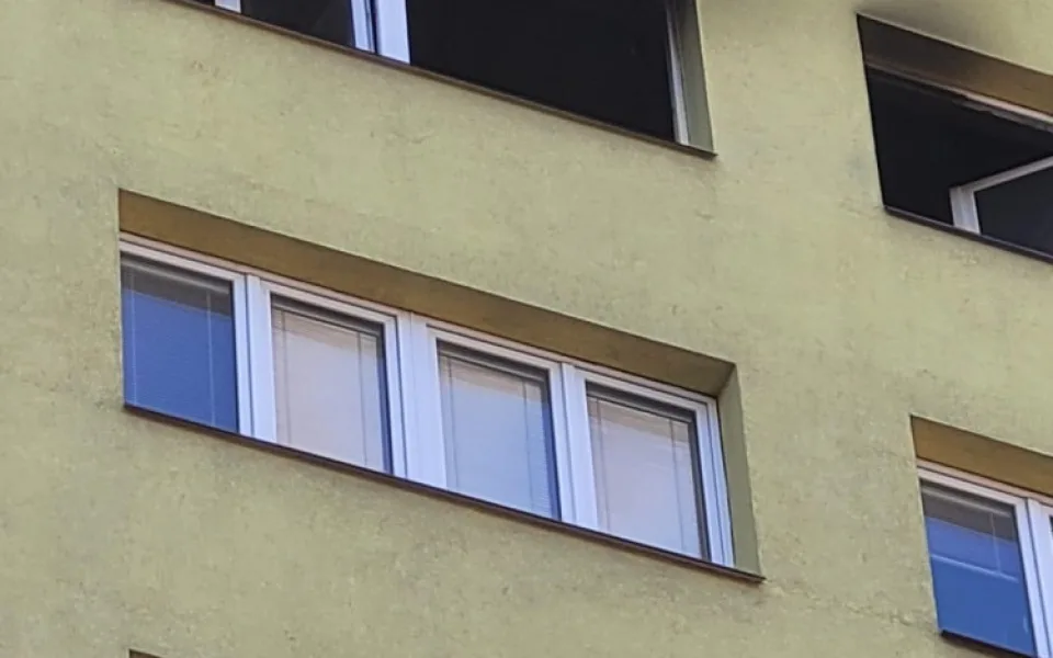 Při nedělním požáru bytu v Krnově na Bruntálsku zemřela žena, dalších sedmnáct lidí hasiči evakuovali