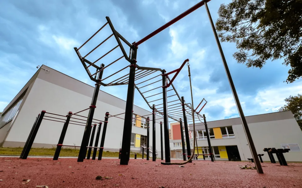 Budova bývalé školy v Ostravě má nové atrium, v areálu na Jihu vzniklo i nové workoutové hřiště