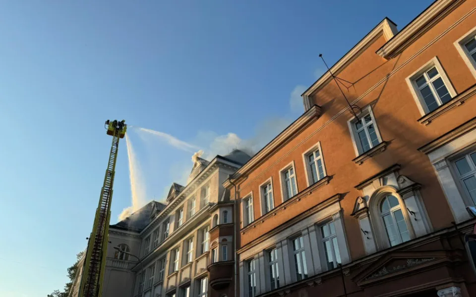 V Českém Těšíně ve středu v noci hořela střecha Obchodní akademie. Požár se rozšířil i na základní školu