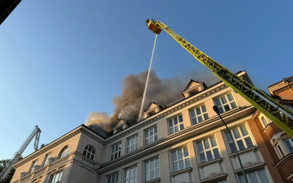 Hasiči se s požárem dvou škol v Českém Těšíně vyrovnávají už šest dní. Oprava budov vyjde na desítky milionů
