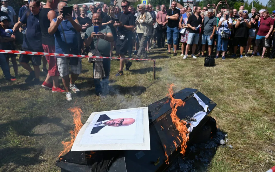 FOTO: Fiktivní pohřeb Liberty. Emoce, plameny, rakev i nadávky
