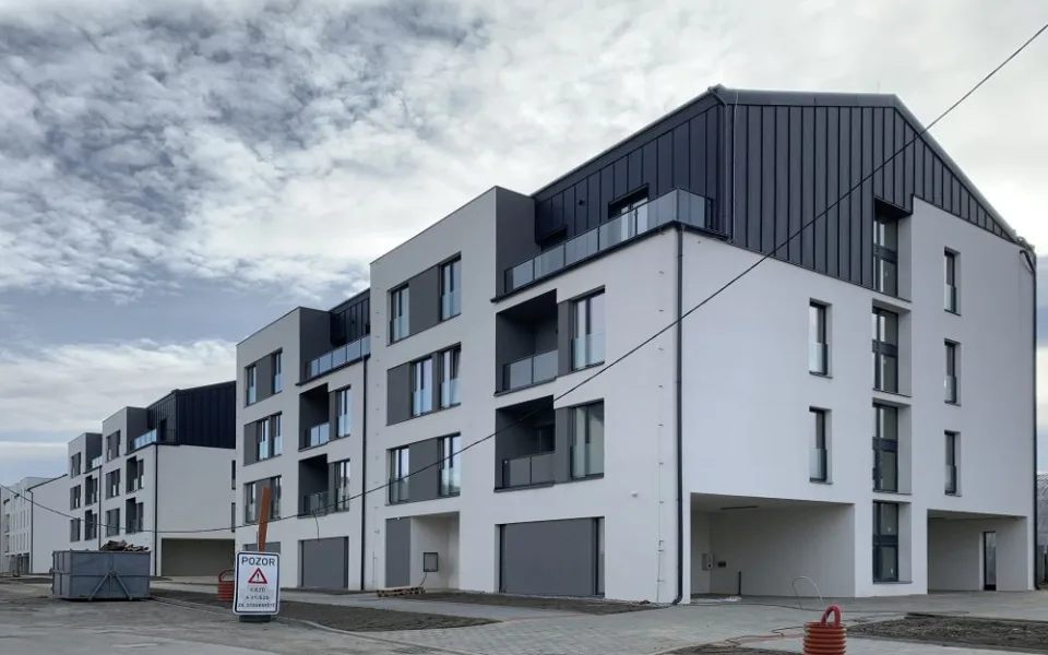 V bývalých sovětských kasárnách v Krnově vzniklo více než 150 bytů. Město investuje další miliony do jejich okolí