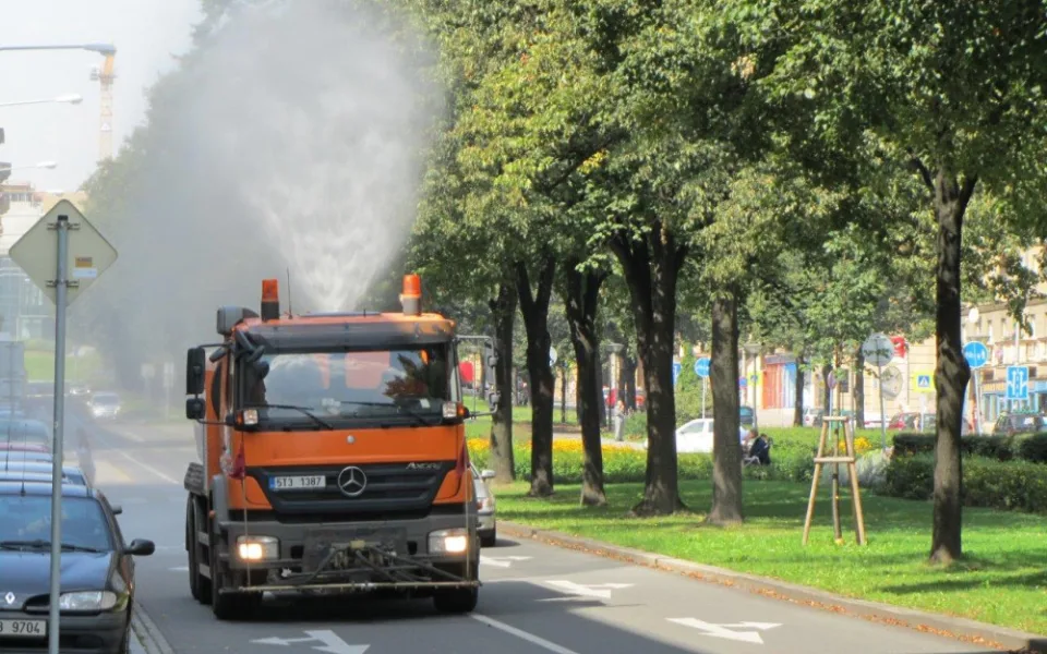 Speciální vozy ochlazují rozpálené ulice. Na zchlazení Ostravy od začátku léta spotřebovaly 5400 hektolitrů vody