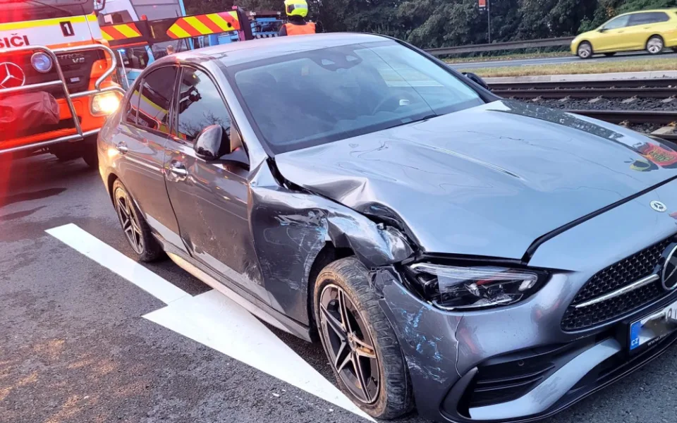 Zdrogovaný řidič nechal své auto v kolejišti v Třebovicích a utekl. Do vozu narazila tramvaj