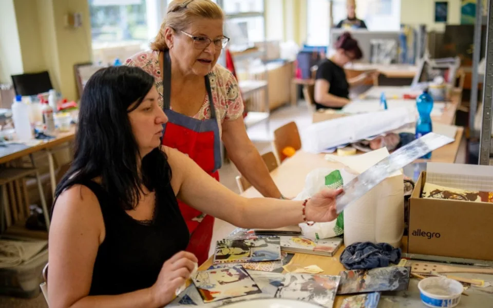 Mezinárodní sympozium smaltu se letos přesunulo do Frýdku-Místku, sjeli se umělci z pěti zemí.