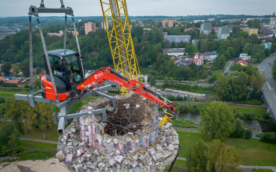 Demolice komunistického komínu ve Frýdku-Místku začala symbolicky na výročí sovětské okupace.