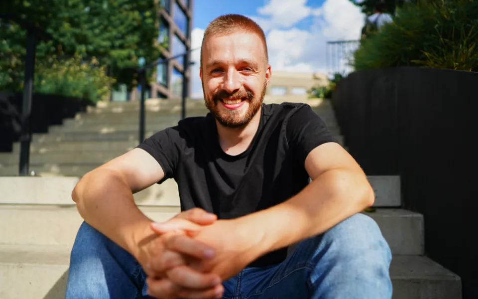 Komik na svých stand-upech griluje diváky. Videa z jeho výstupů mají miliony zhlédnutí.