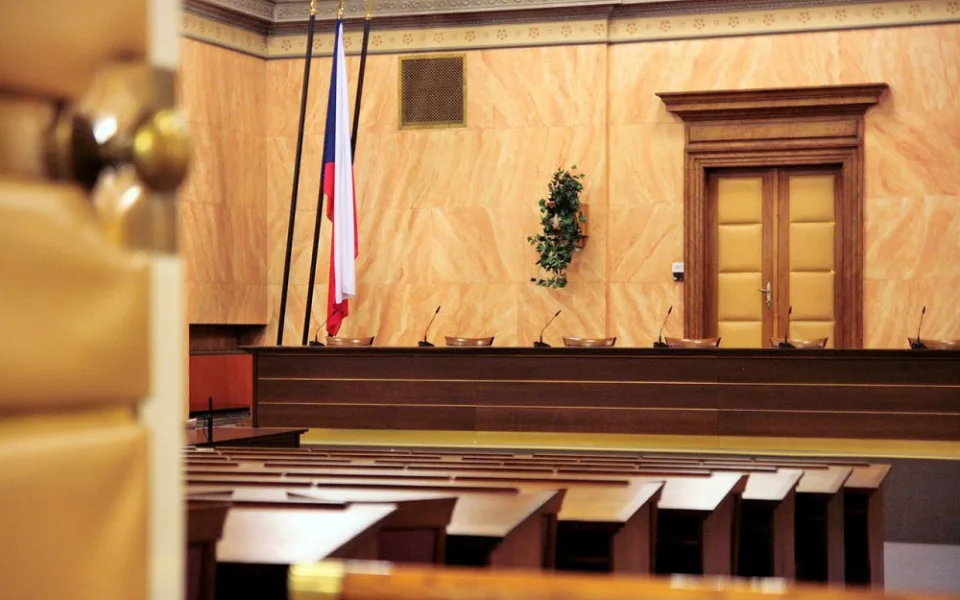 1000x1000-1461142220-1280px-ustavni-soud-brno-jostova-4406-snemovna