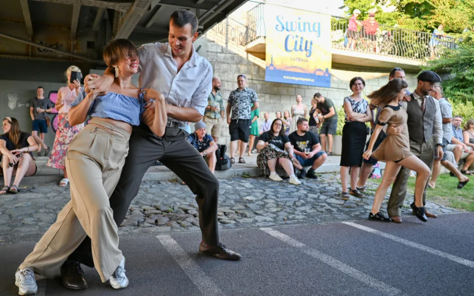 Swing a blues pod mostem. To je snaha o Ostravu elegantnější.