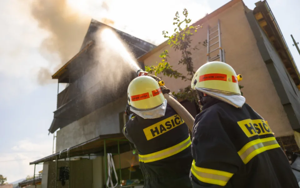 Požár domu v Komorní Lhotce zaměstnal profesionální i dobrovolné hasiče.