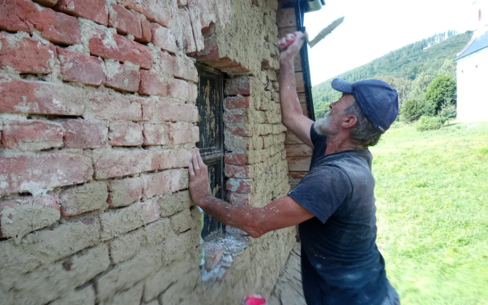 Dobrovolníci pomáhají se záchranou kostela v zaniklé obci na Bruntálsku.