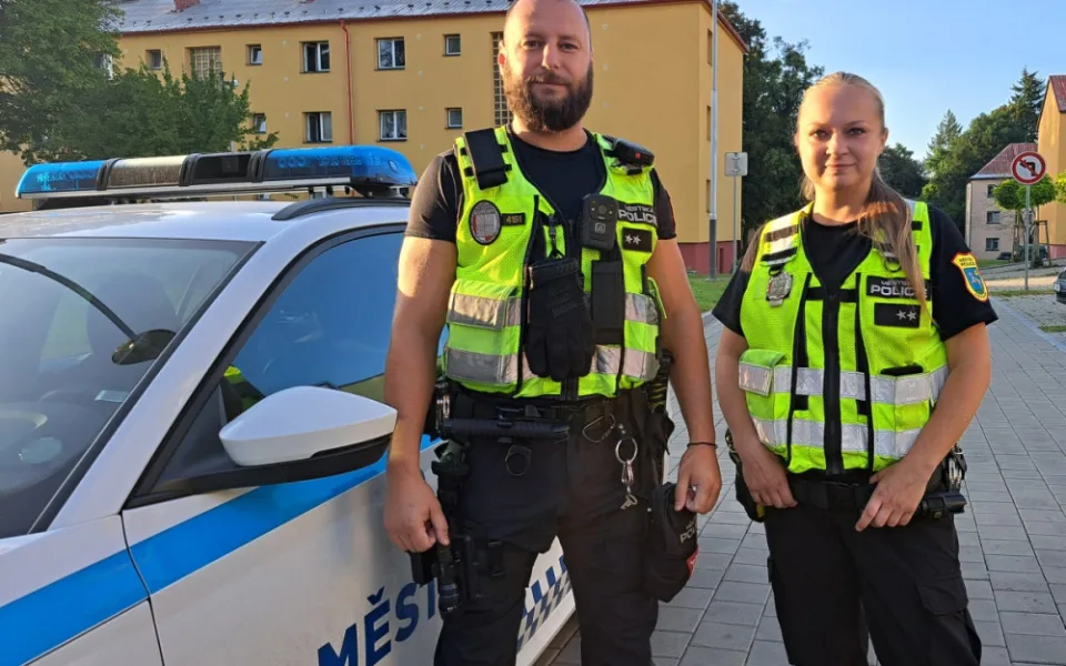 Hlídka strážníků rozmluvila mladé ženě záměr skočit z mostu.