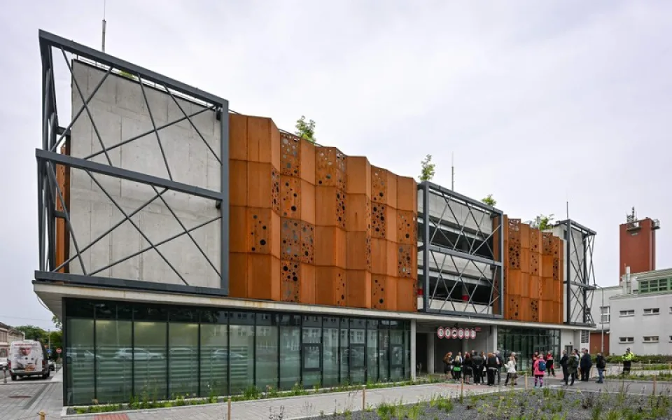 Září přineslo změny pro ostravské řidiče. Na pěti místech nově zaparkují bez hotovosti a papírových lístků