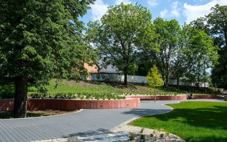 Zámecký park v ostravském Zábřehu má novou podobu. Přibylo v něm relaxační plato a speciální pítko