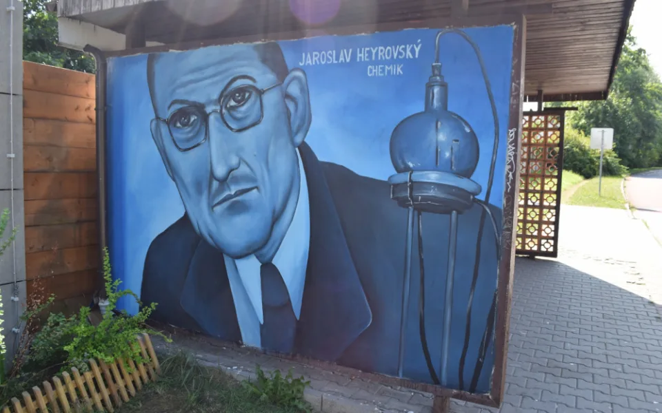 FOTO:  Portréty Šoupala i Heyrovského. Autobusové zastávky v Porubě nově zdobí výtvarná díla