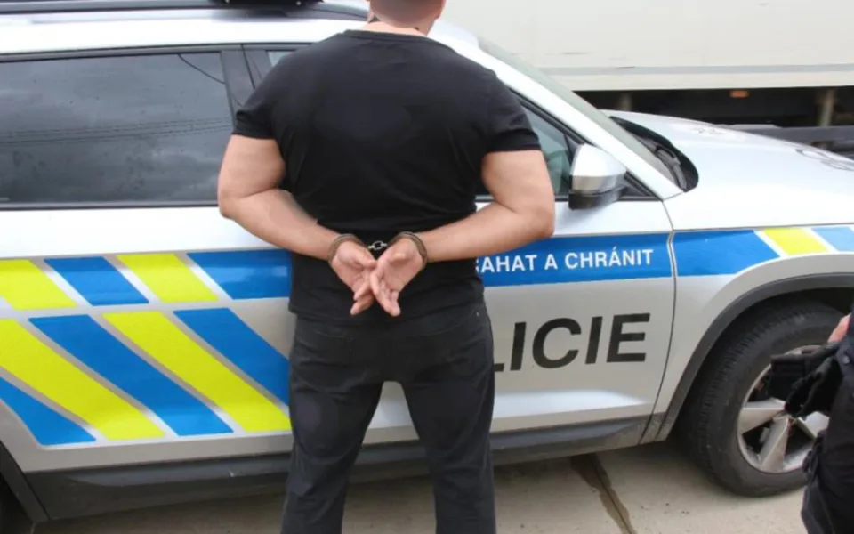 Dvojice cizinců ukradla dodávku přepravní společnosti. Policie oba muže dopadla za několik minut.