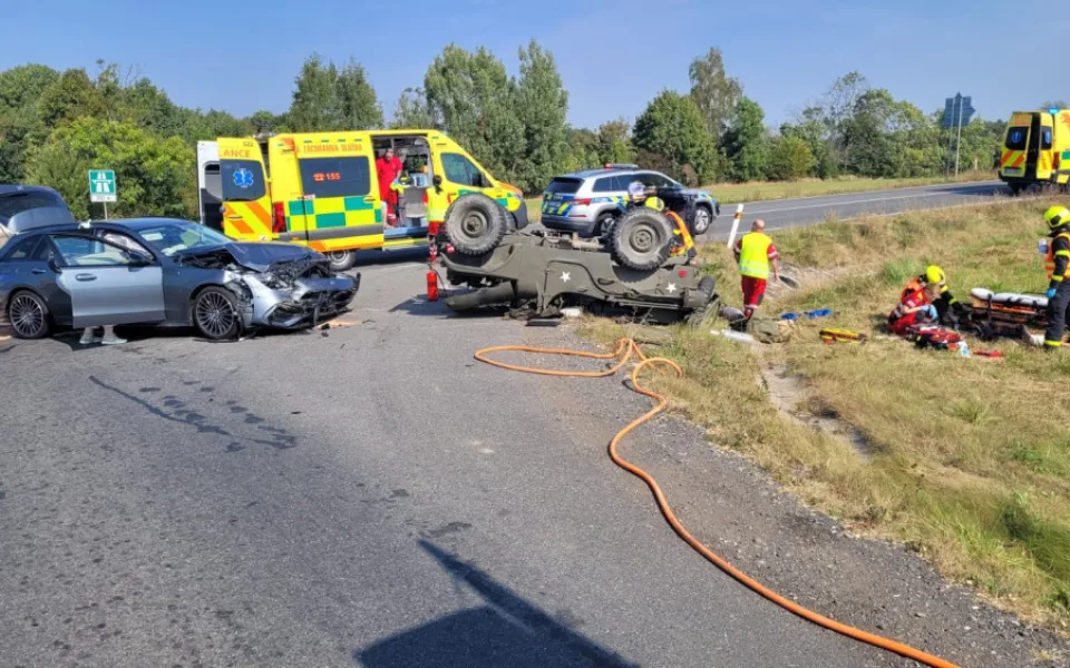 Veterán na střeše nebo motorka za svodidly. Neděle se na Novojičínsku neobešla bez vážných nehod