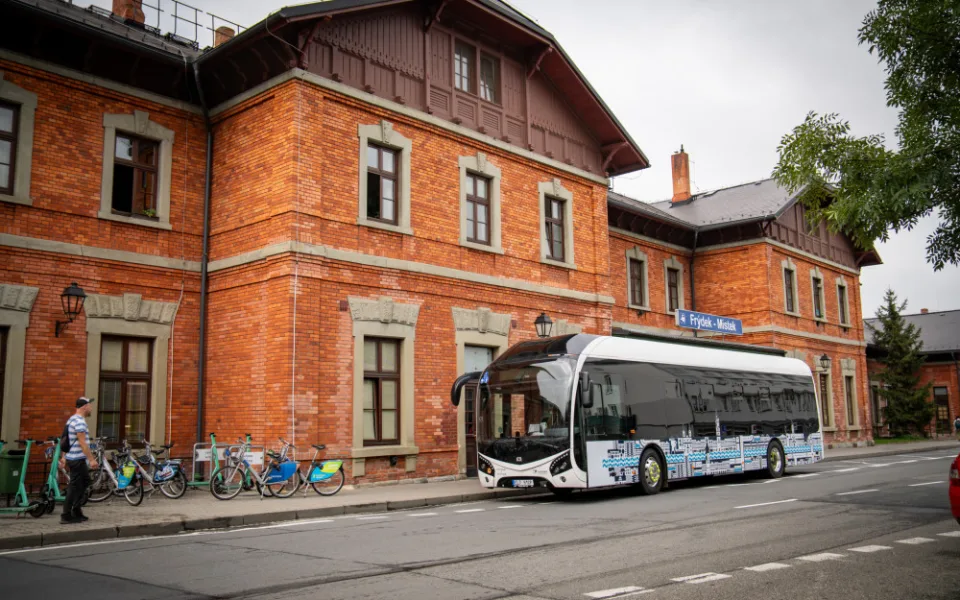 Cestující ve Frýdku-Místku se během září budou moci svézt po městě novými elektrobusy