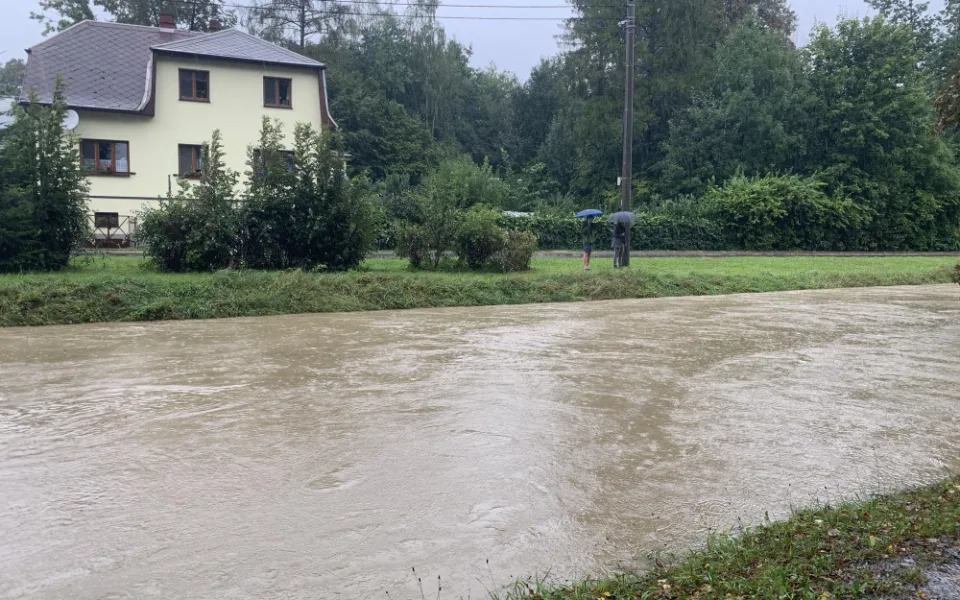 Porubka se vylila. Lidé z několika ulic v Ostravě-Porubě opouštějí své domovy. Kulminuje také řeka Opava