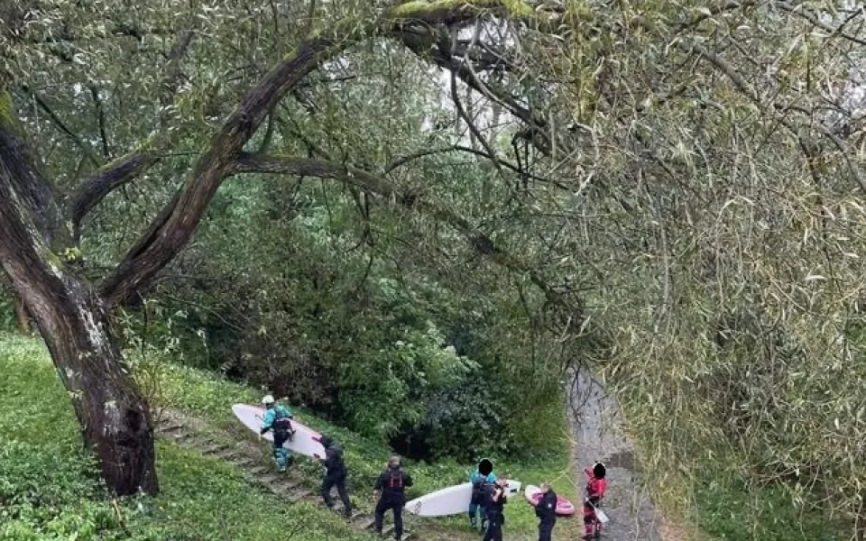 Policisté varují před povodňovou turistikou. Na Odře a Hlučínském jezeře se surfovalo