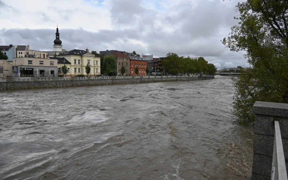 FOTO A VIDEO: Ostravice v centru Ostravy se změnila v dravý tok, cesta k hradu zmizela
