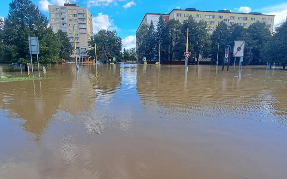 FOTO: Rozvodněná Opava zřejmě poškodila most v Ratibořské ulici. Město je takřka odříznuto od okolí