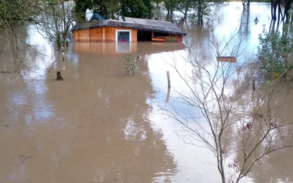 Ostravská Nová Ves se evakuuje. Odra výrazně přesáhla hranici stoleté vody, přetéká hráze