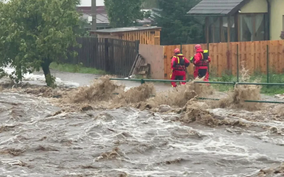 Obyvatelé zasažení povodněmi mohou zažádat o mimořádnou okamžitou pomoc. Úřad práce poskytuje domácnostem až 73 000 korun.