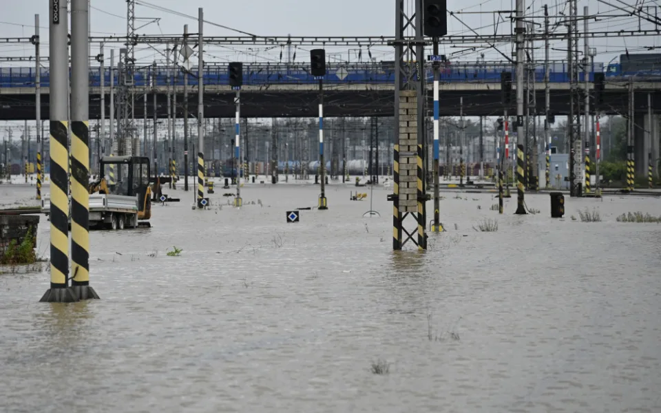 FOTOGALERIE: Přívoz v pondělí odpoledne. Voda, vrtulníky i ohně a černý dým z koksovny