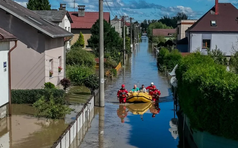 Třetí povodňový stupeň platí na severní Moravě a ve Slezsku ještě na čtyřech místech. S problémy se potýká doprava