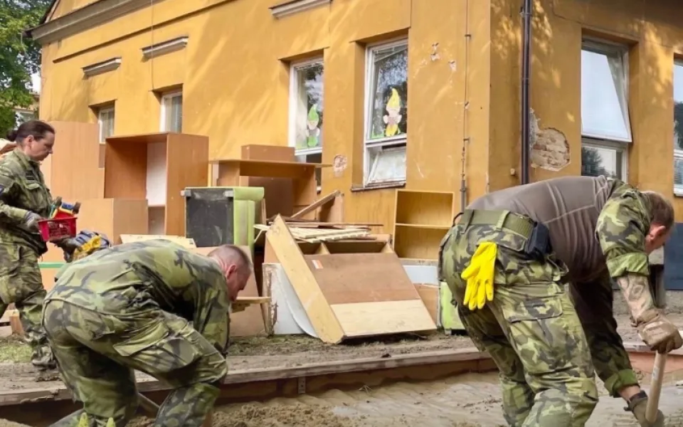 Opava se dočkala pomoci. Vojáci budou s odklízením následků povodní pomáhat až do konce října