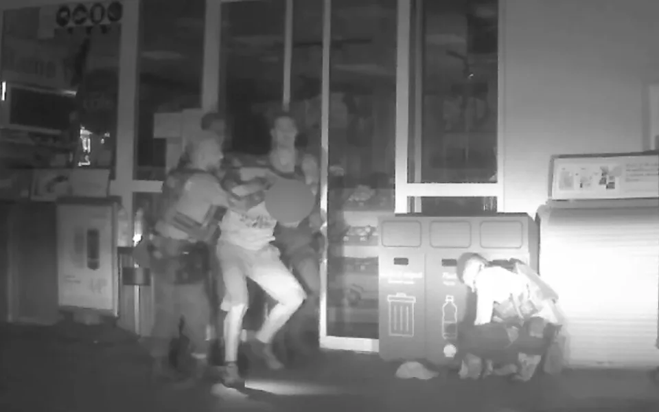 Policisté dopadli muže při vloupání do čerpací stanice. Snažil se ukrást několik balení sýrů.