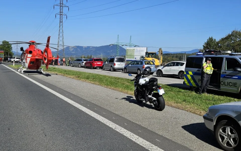 Na Novojičínsku zemřel motorkář. Ani přes zásah zdravotníků nepřežil srážku s autem