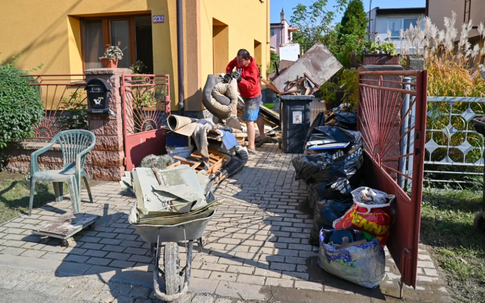 Lidé ze zaplavených oblastí brání svůj majetek zuby nehty. Dochází k prvním potyčkám