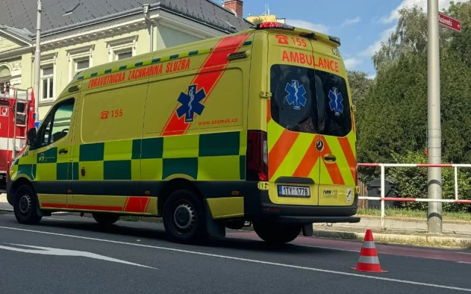 Seniorku v Třinci srazilo auto. Po nehodě byla v bezvědomí a bojovala o život