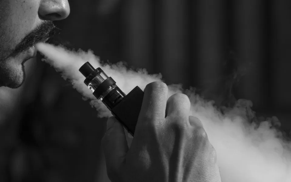 Zákaz příchutí e-cigaret – kritika sílí, ministerstvo hledá kompromis