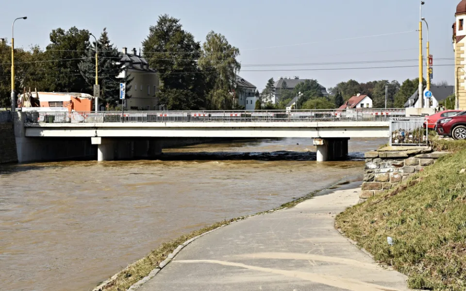 Stavba provizorního mostu v Opavě začne v říjnu, nyní na něj mohou jen chodci