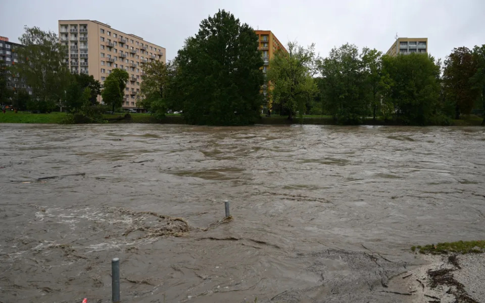 Obce zasažené povodněmi získají státní pozemky pro výstavbu domů. Nesmíme opakovat minulé chyby, uvedl Výborný