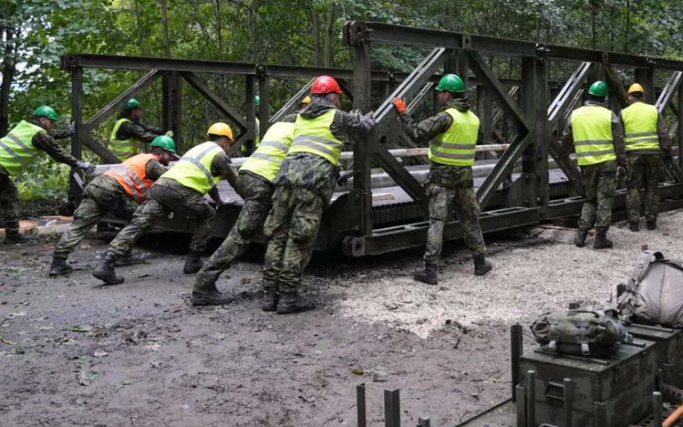 Vojáci pokračují ve stavění provizorních mostů. Na řadě jsou Nové Heřminovy a Holčovice