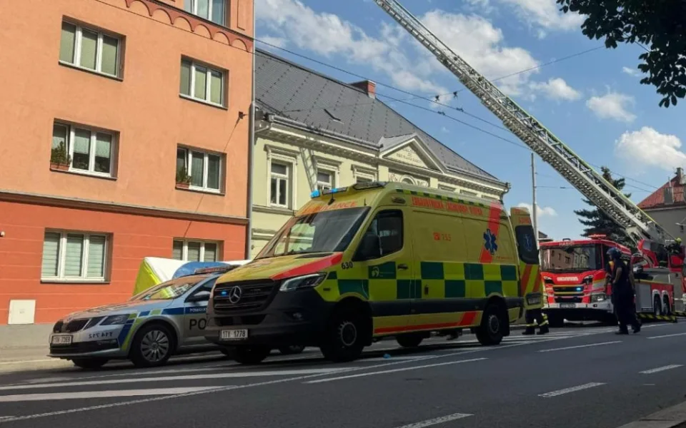 Muž skončil po požáru v kuchyni v umělém spánku. Do nemocnice ho transportovali záchranáři.