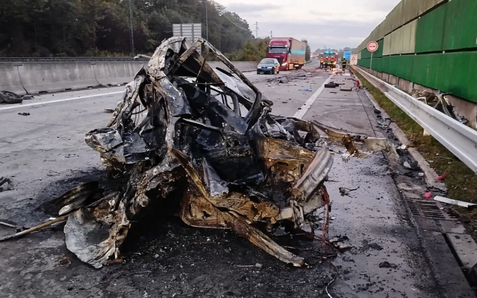 Vážná nehoda na Frýdecko-Místecku. Automobil začal po střetu s cisternou hořet