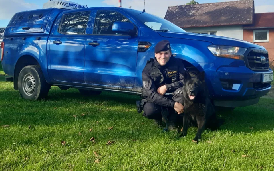 Chtěla nasbírat houby k večeři, ale ztratila se v lese. Houbařku z Opavska vyčenichal policejní pes