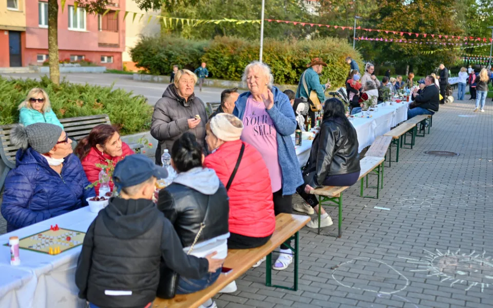 Dubina fungovala jako experiment. Sousedé mohli přijít k rekordně dlouhému stolu.