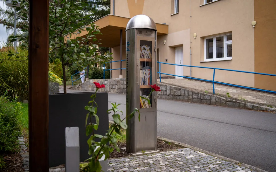 Starý parkovací automat se proměnil ve vzhlednou knihobudku.