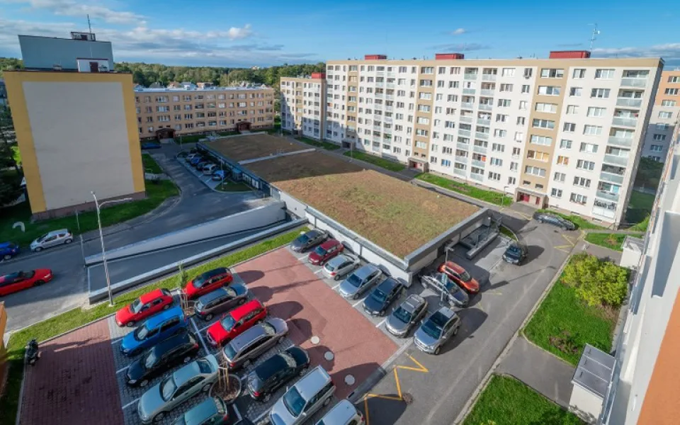 Ostravský Jih hlásí nová parkovací místa, klima v Bělském Lese zlepší zelená střecha