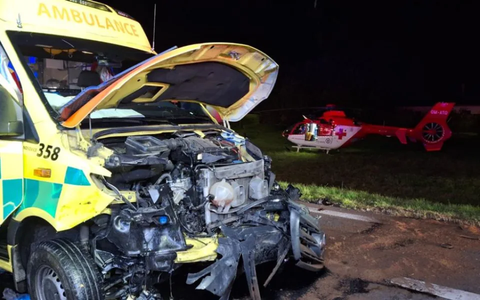 Na Frýdecko-Místecku havarovala sanitka. Řidička nedala záchranářům přednost, čtyři lidé se zranili