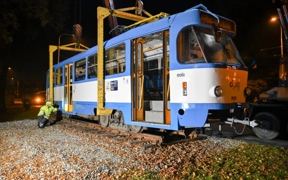 FOTO, VIDEO: Kafe. Kostel. Zastávka. Půlnoční stěhovaní tramvaje před kostel v Kunčičkách