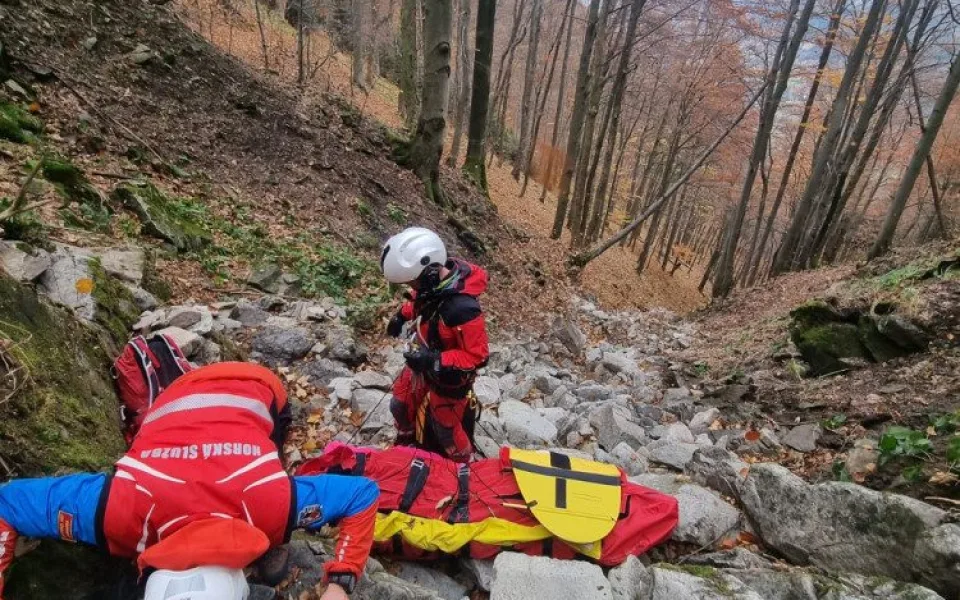 Vážně zraněnou turistku v Beskydech zachraňoval vrtulník. Spadla ze skály